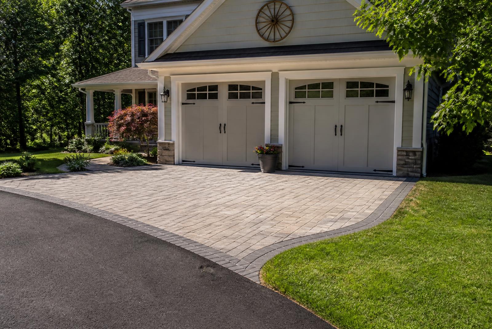 Paver driveway apron with contrasting border in Derry, NH